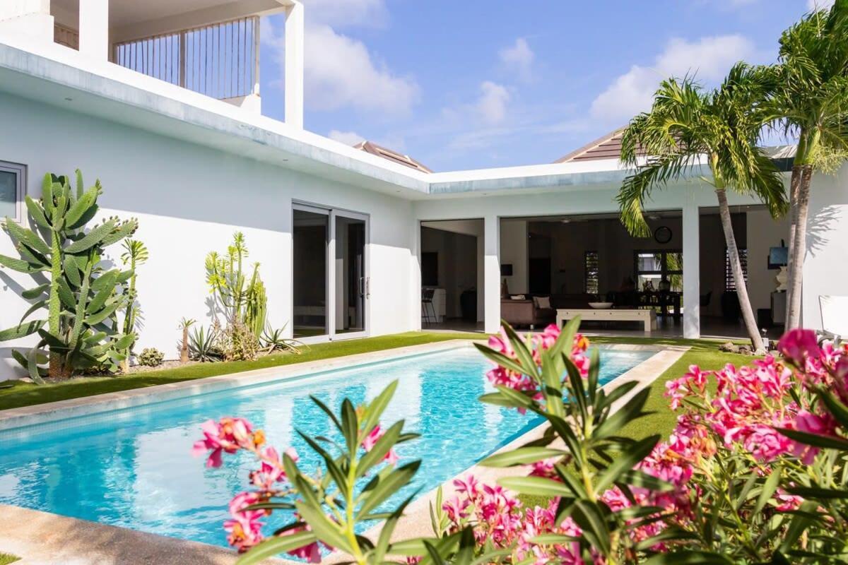 Stylish 4 Bedroom Modern Villa Design, Walking Distance From The Beach Jan Thiel Esterno foto